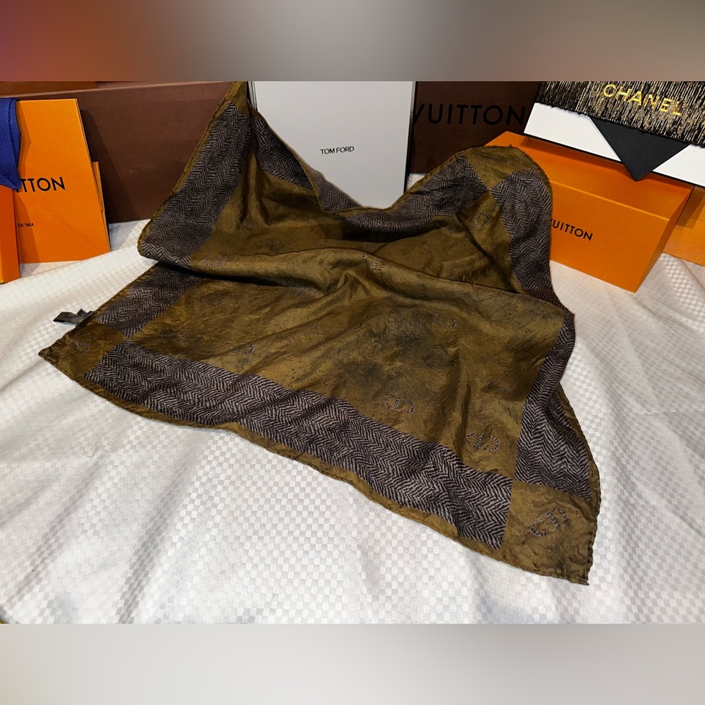 CD Christian Dior Scarf. Rock dye Olive / Brown. - Picture 2 of 11